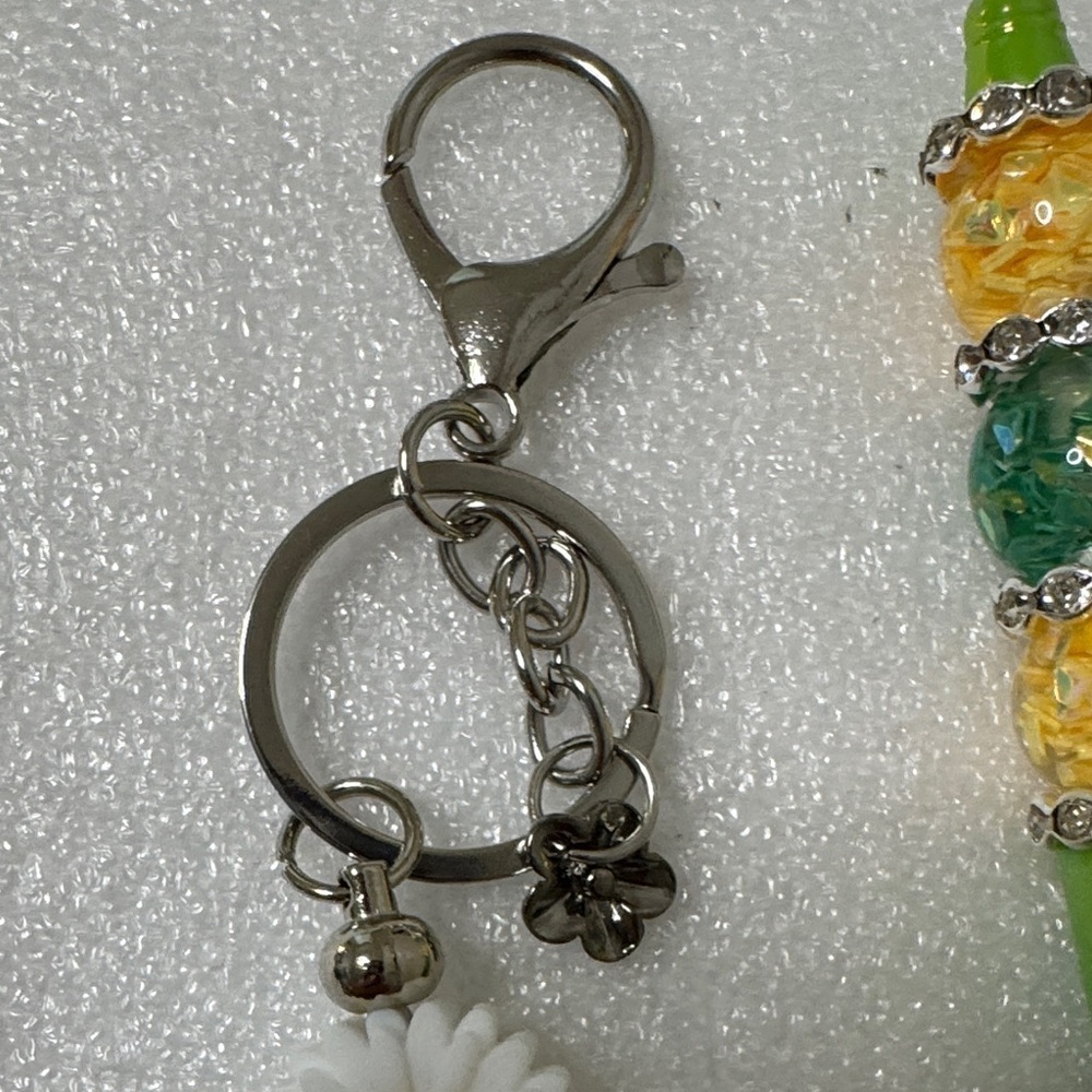 🌼 Daisy Charm Keychain & Beaded Pen Set – 4 Refills Included! - Picture 7 of 8